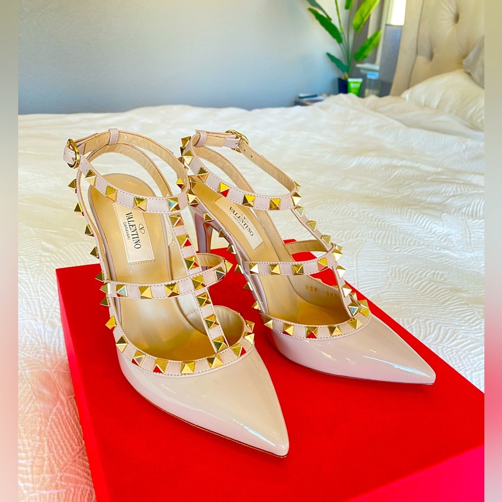 PRISTINE NWT! PATENT ROCKSTUD CAGED PUMP Nude (poudre) 100mm Size 36